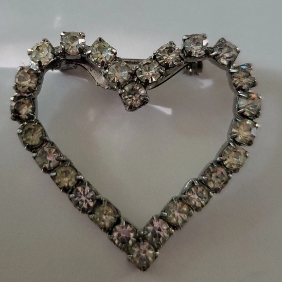 Elegant Silver Heart-Shaped Brooch - Picture 1 of 3